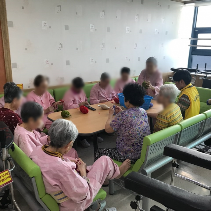 12월 19일 목도리만들기(15병동) 첨부이미지 : 1219목도리만들기(15-1).jpg
