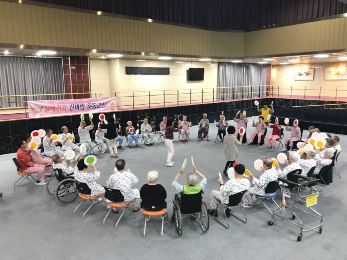 04월 25일 신바람 실버 건강체조 첨부이미지 : 0425신바람건강체조(1).jpg