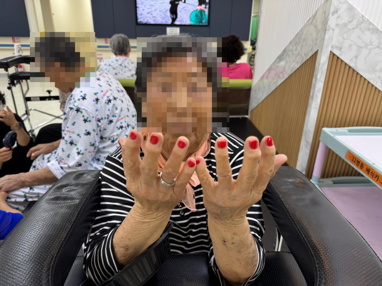 세종요양병원 네일아트 서비스 진행(25/10/29) 첨부이미지 : KakaoTalk_20251029_151622770_17.jpg