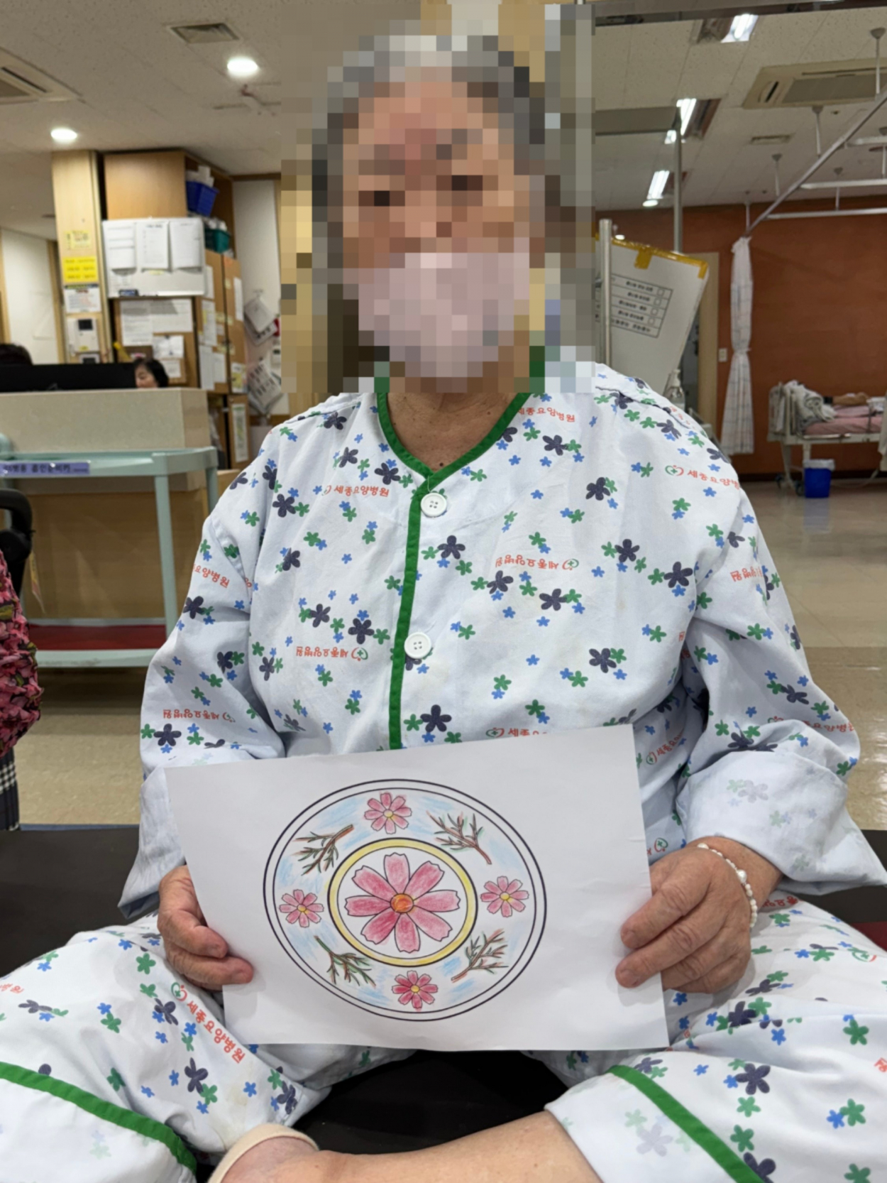 세종요양병원 미술활동프로그램 실시(25/10/27~10/31) 첨부이미지 : KakaoTalk_20251028_110712094_02.jpg