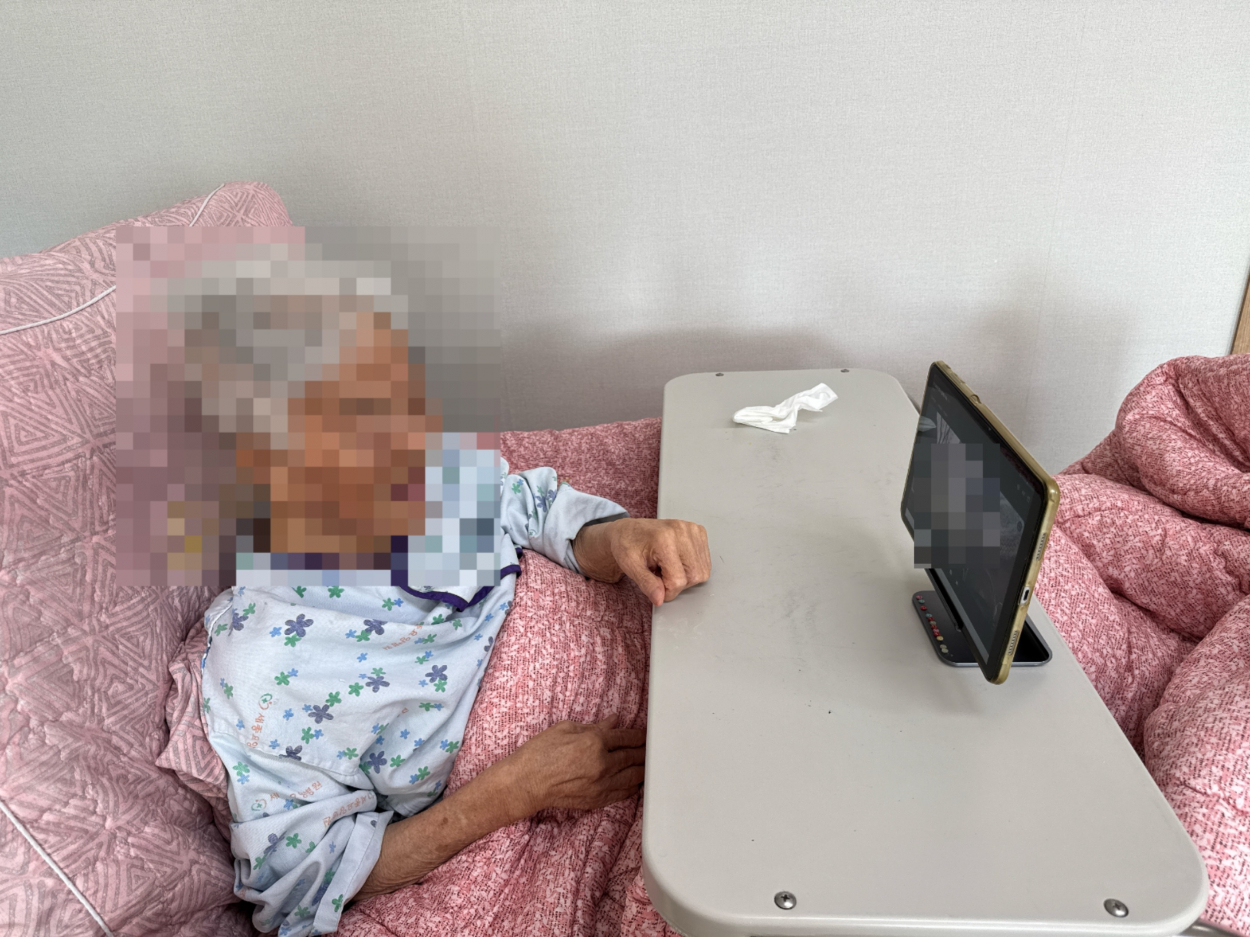 세종요양병원 영상통화 실시(25/12/01) 첨부이미지 : KakaoTalk_20251201_150426509_01.jpg