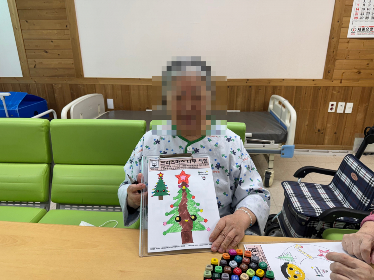 세종요양병원 미술활동프로그램 실시(25/12/01~12/05) 첨부이미지 : KakaoTalk_20251205_154126641_23.jpg