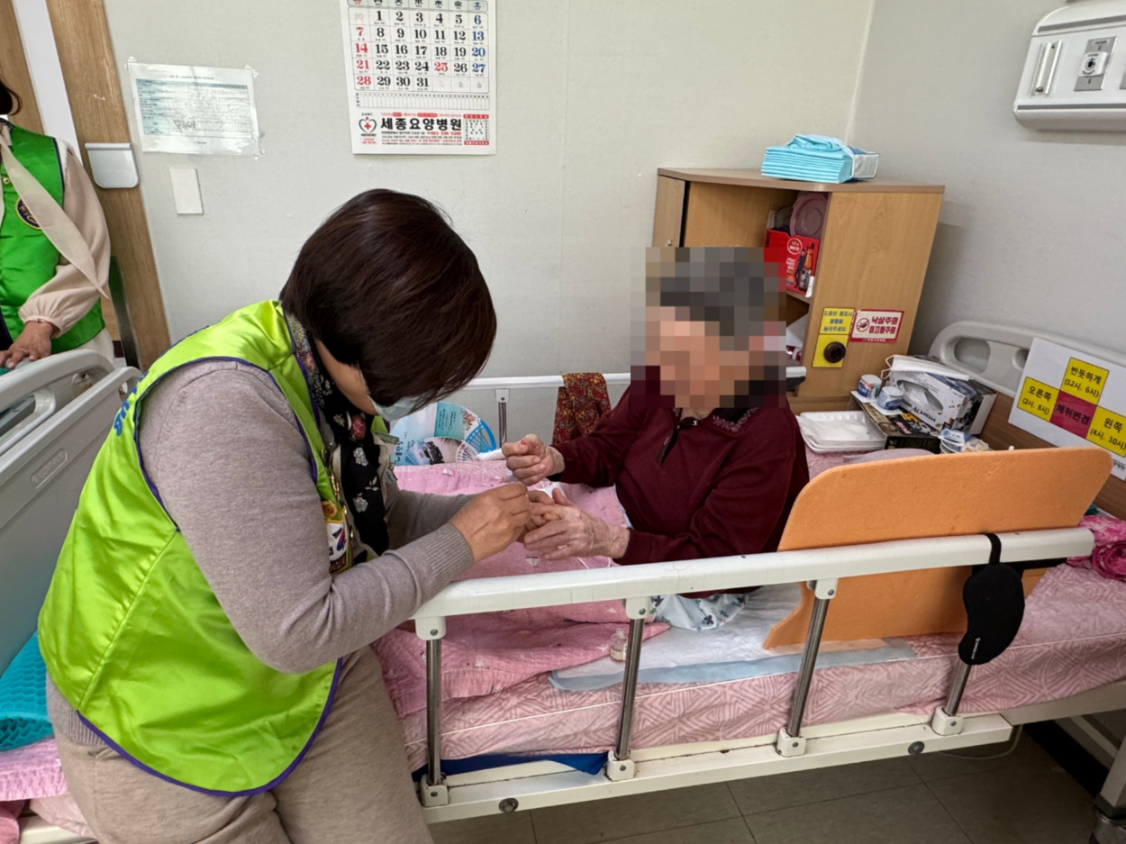 세종요양병원 네일아트 서비스 실시(25/12/10) 첨부이미지 : KakaoTalk_20251210_160827761_09.jpg