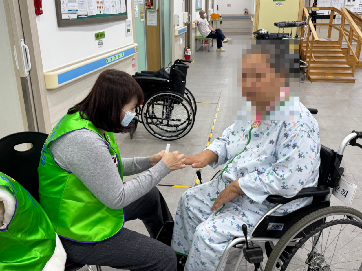 세종요양병원 네일아트 서비스 실시(25/12/10) 첨부이미지 : KakaoTalk_20251210_160846842_03.jpg