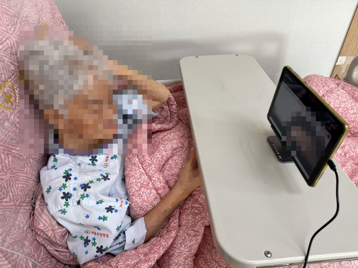 세종요양병원 영상통화 실시(25/12/15) 첨부이미지 : KakaoTalk_20251215_173318457_01.jpg