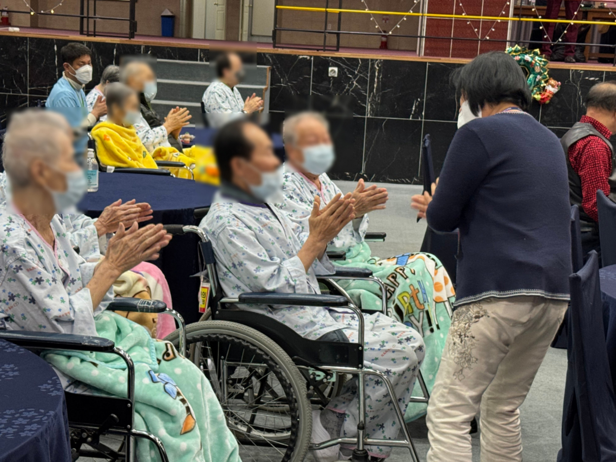 세종요양병원 12월 생신잔치 실시(25/12/19) 첨부이미지 : KakaoTalk_20251219_165042646_02.jpg