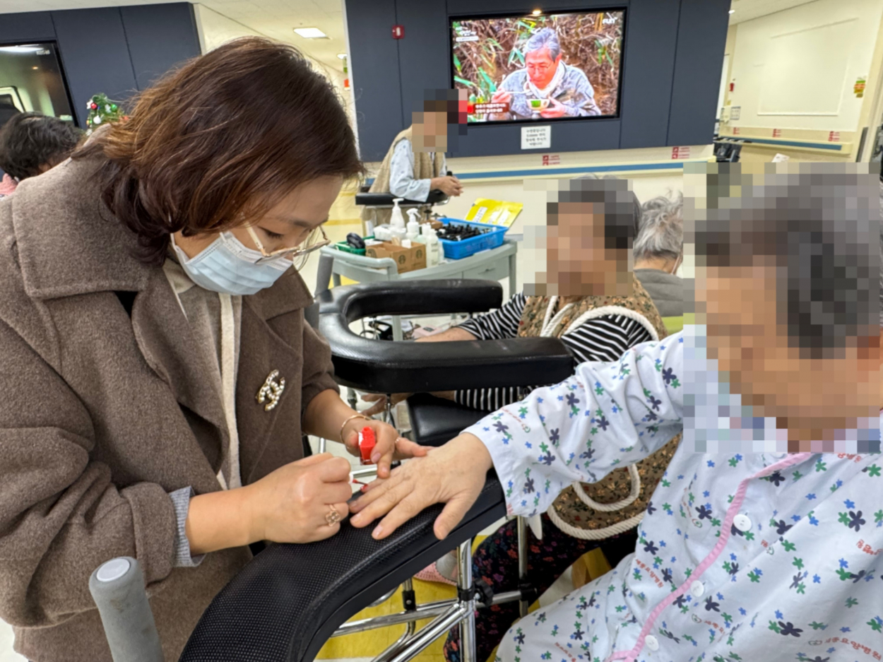 세종요양병원 네일아트 서비스(25/12/24) 첨부이미지 : KakaoTalk_20251224_163323682_11.jpg