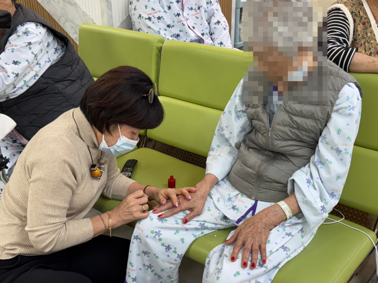 세종요양병원 네일아트 서비스(25/12/24) 첨부이미지 : KakaoTalk_20251224_163323682_07.jpg