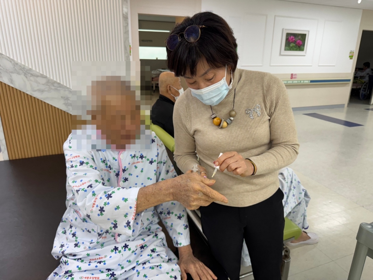 세종요양병원 네일아트 서비스(25/12/24) 첨부이미지 : KakaoTalk_20251224_163323682_02.jpg