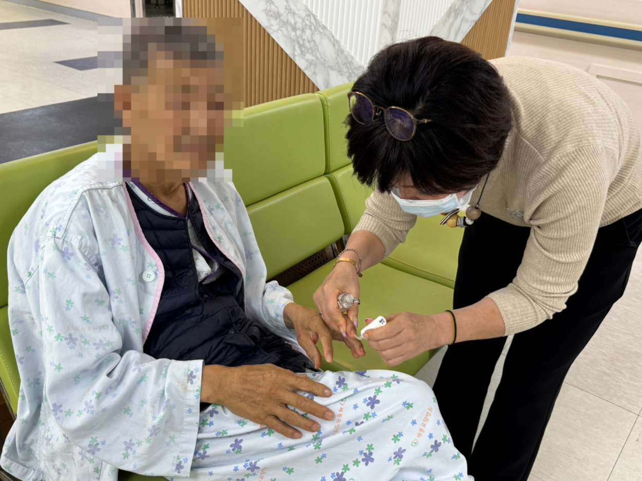 세종요양병원 네일아트 서비스(25/12/24) 첨부이미지 : KakaoTalk_20251224_163323682_04.jpg