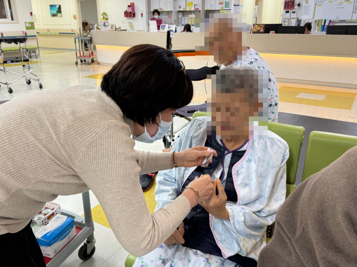 세종요양병원 네일아트 서비스(25/12/24) 첨부이미지 : KakaoTalk_20251224_163323682_01.jpg