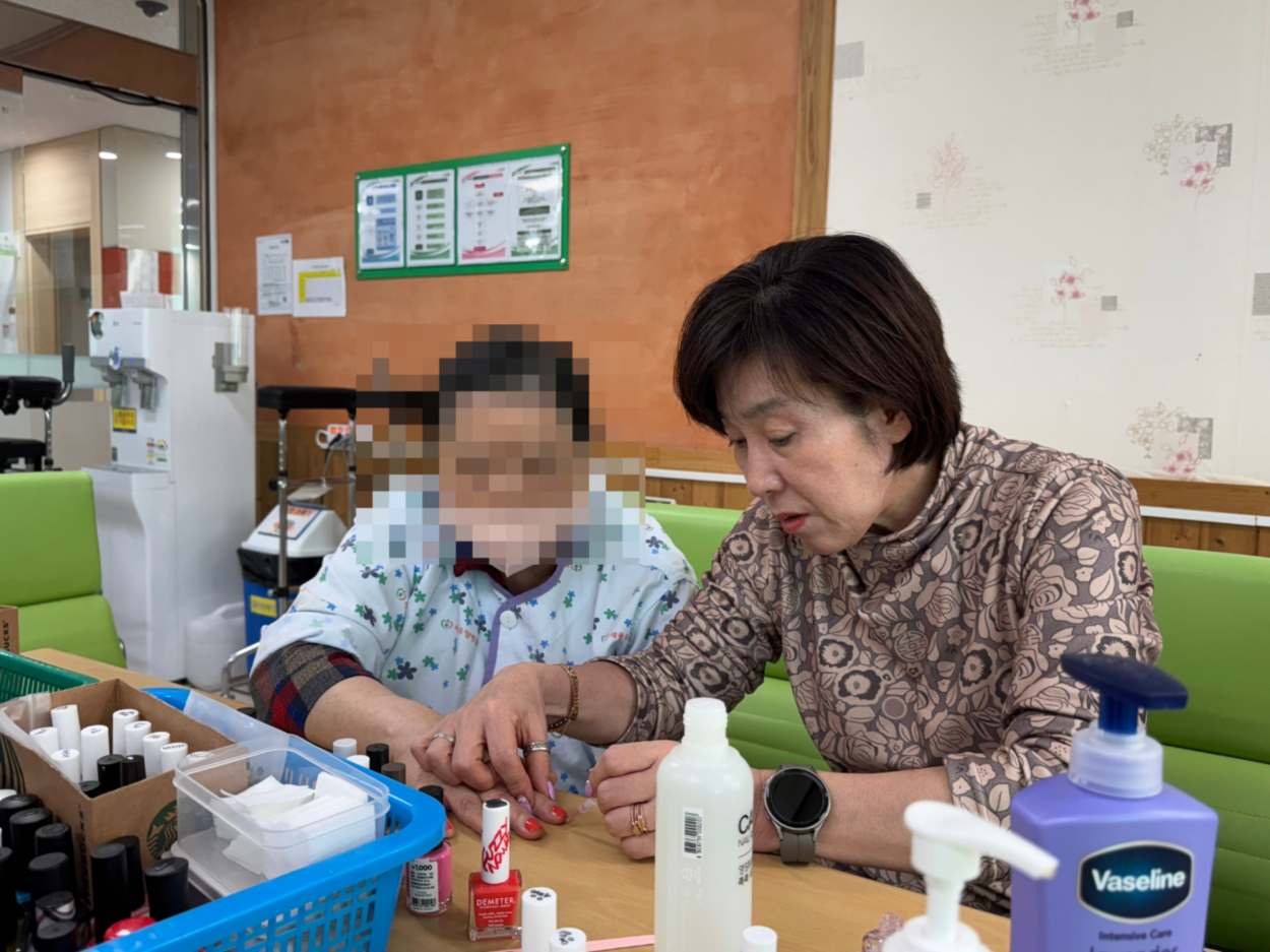 세종요양병원 네일아트 서비스 실시(26/01/21) 첨부이미지 : KakaoTalk_20260122_164136497_06.jpg