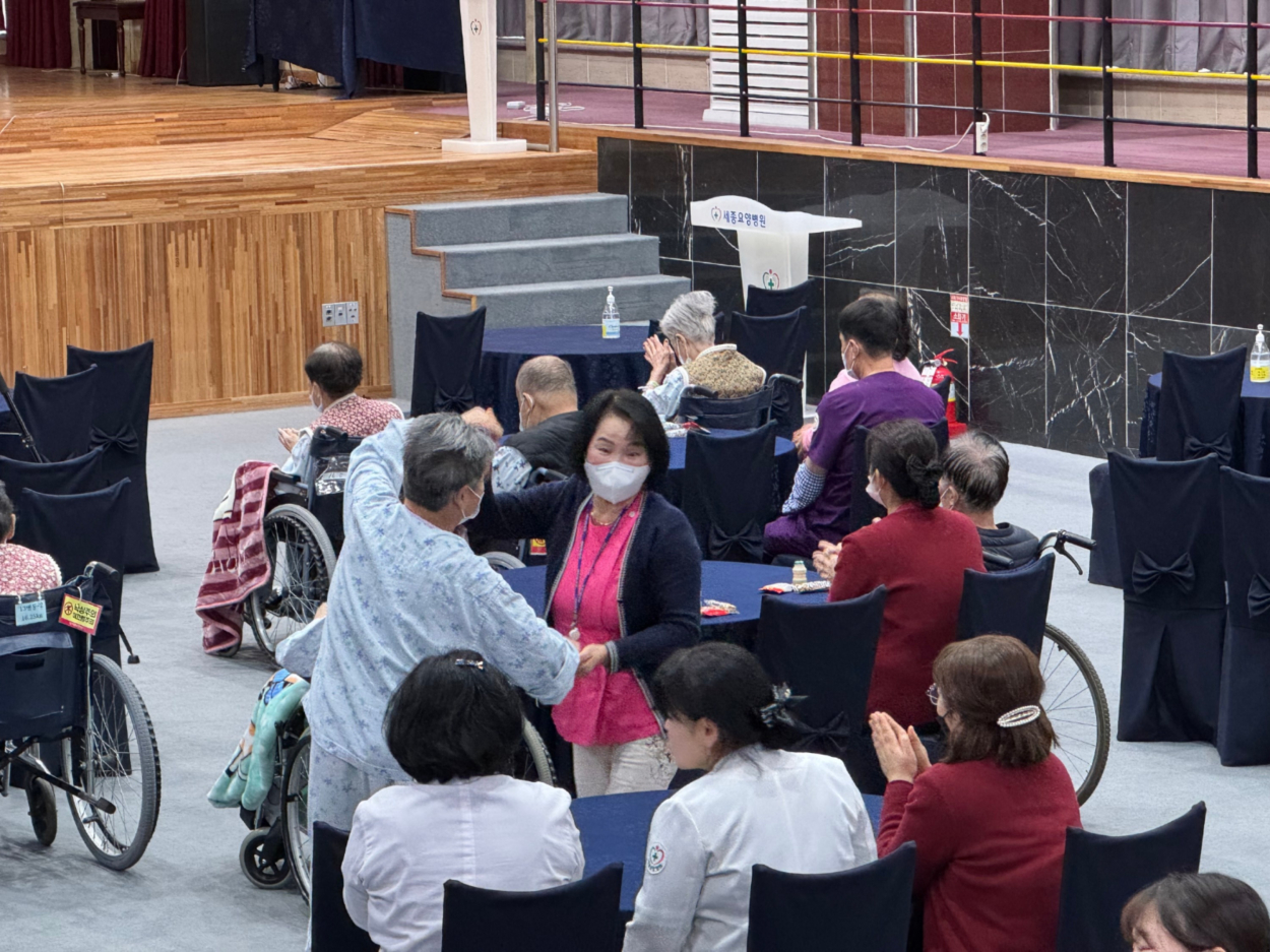 세종요양병원 26년도 2월 생신잔치(26/02/19) 첨부이미지 : KakaoTalk_20260219_163603553_02 (1).jpg