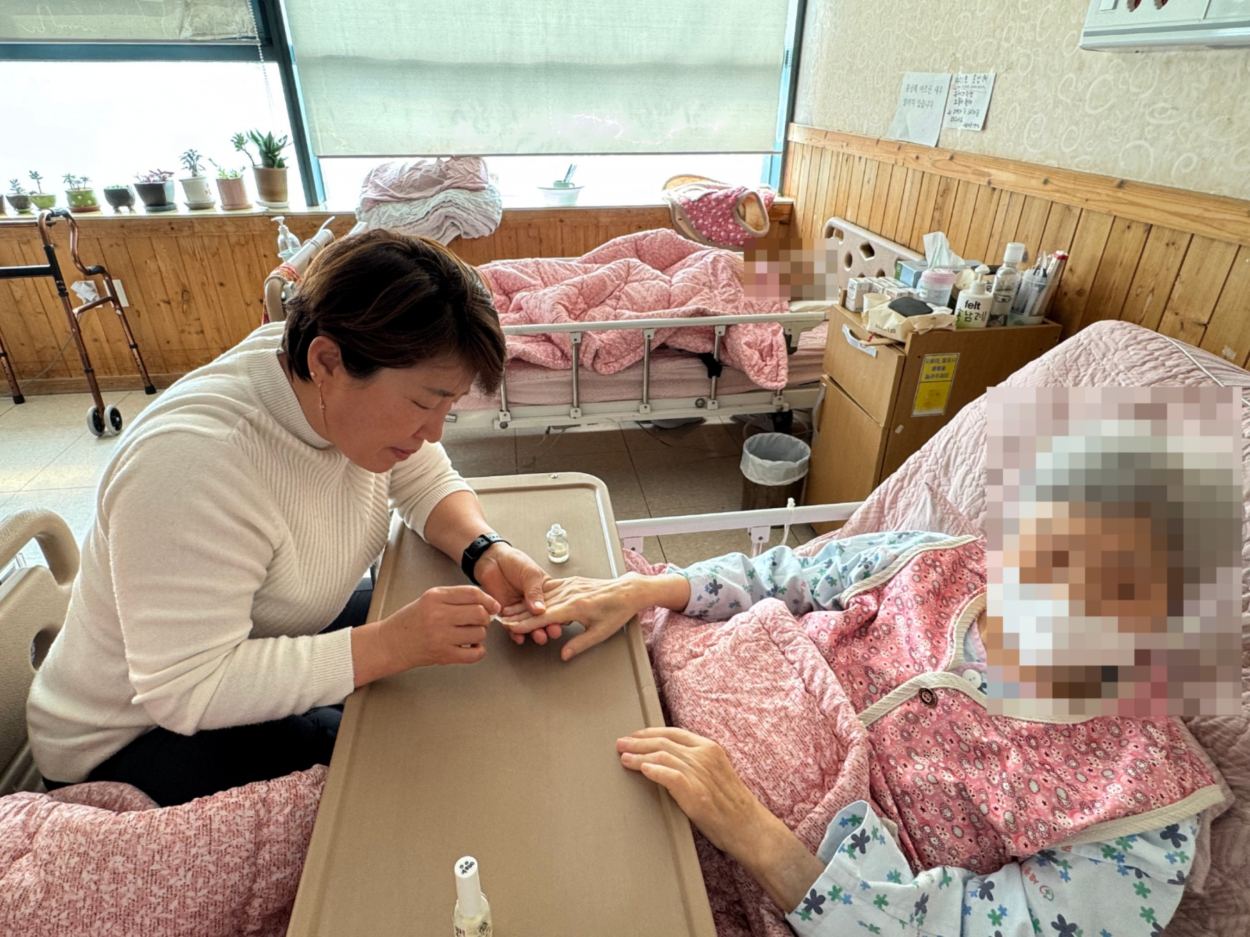 세종요양병원 네일아트 서비스 (26/02/11) 첨부이미지 : KakaoTalk_20260312_093923609_09.jpg