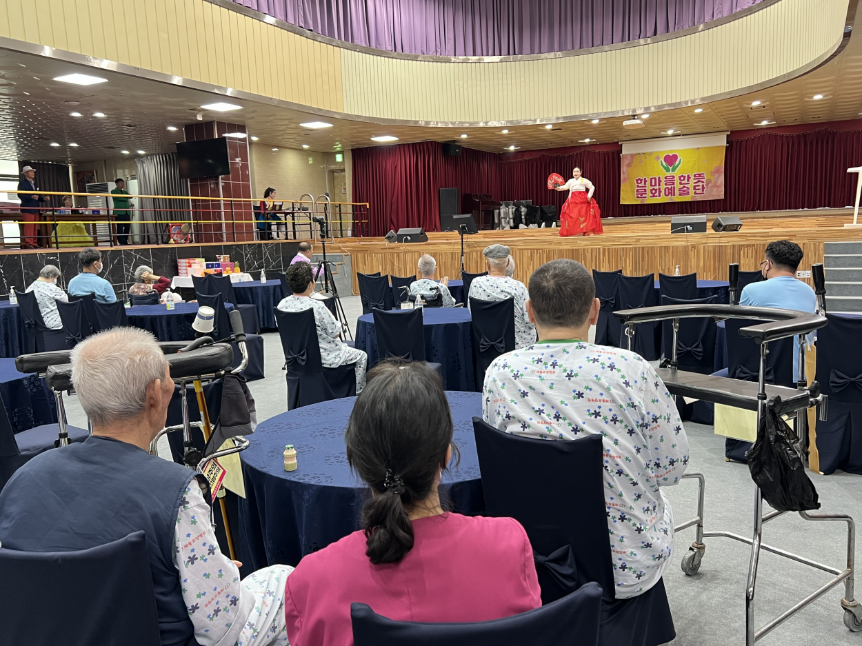 세종요양병원 26년도 4월 생신잔치(26/04/16) 첨부이미지 : 4월 생신잔치(3).png