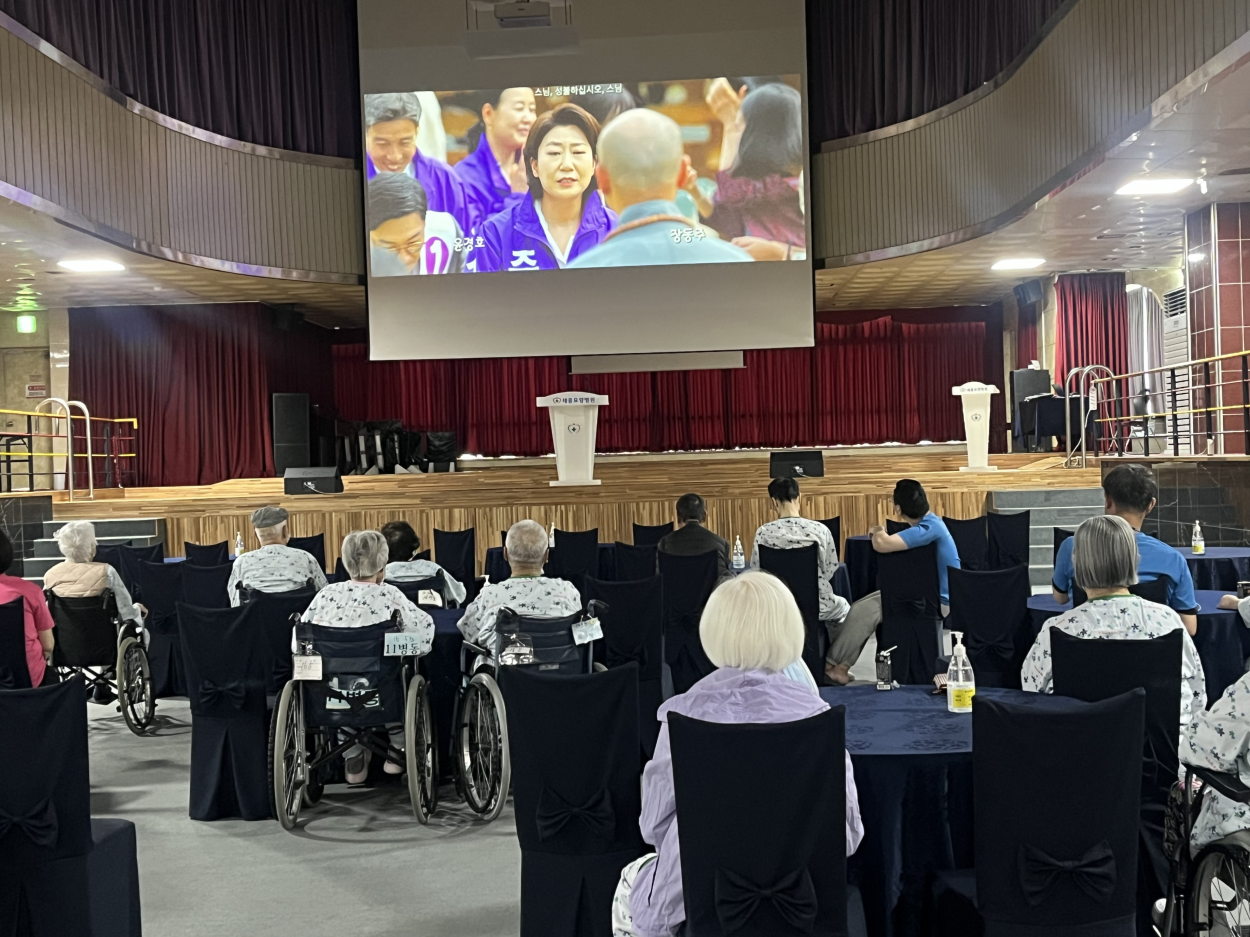 세종요양병원 영화 상영 프로그램  실시(26/04/24) 첨부이미지 : 영화상영4.png