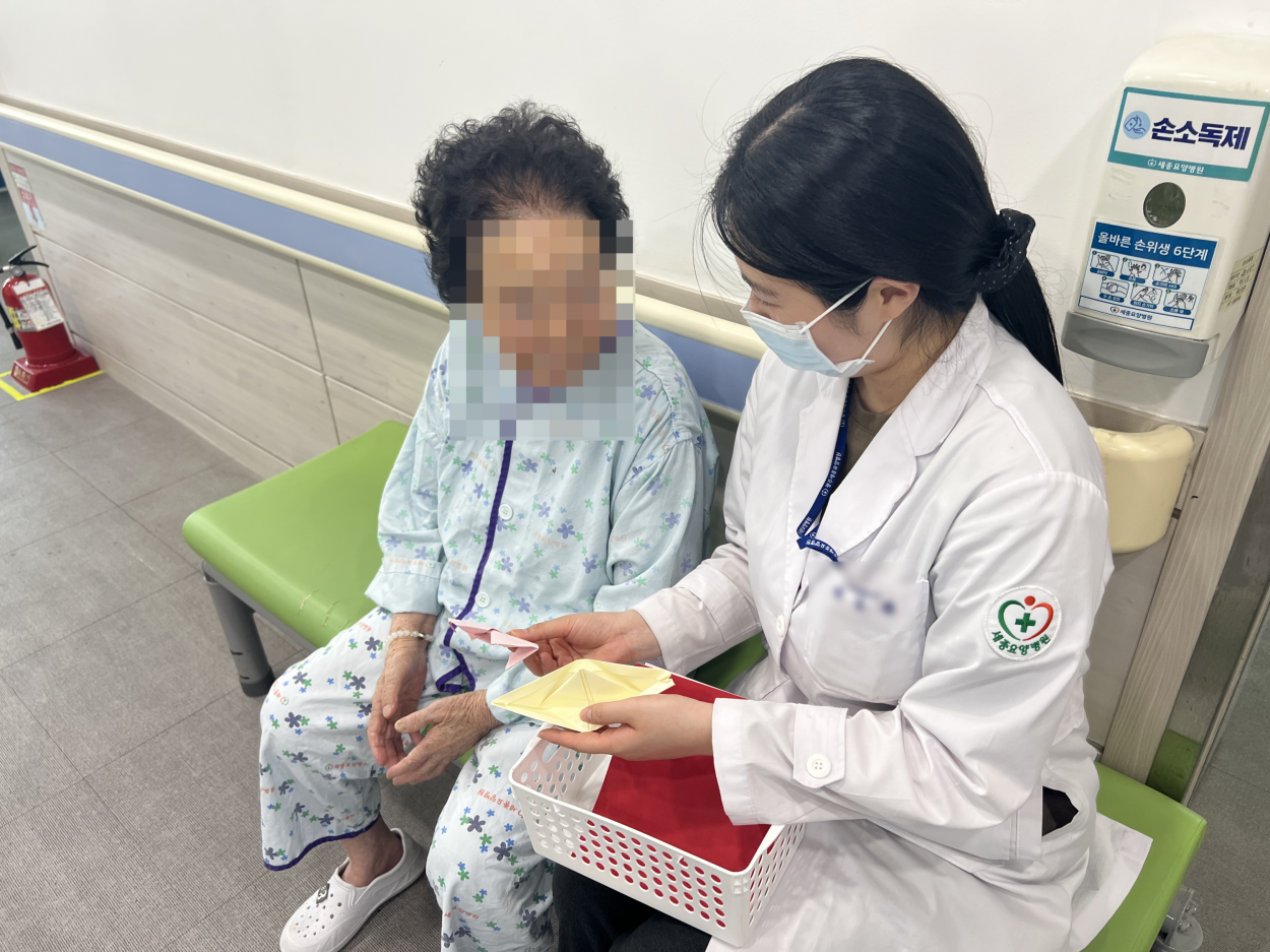 세종요양병원 미술활동 프로그램 실시(26/05/18~05/19) 첨부이미지 : 색종이활동3.png