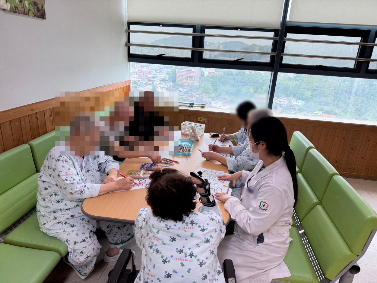 세종요양병원 인지활동 프로그램 실시(26/07/28~07/29) 첨부이미지 : 같은 숫자 색칠하기 프로그램 2.jpg