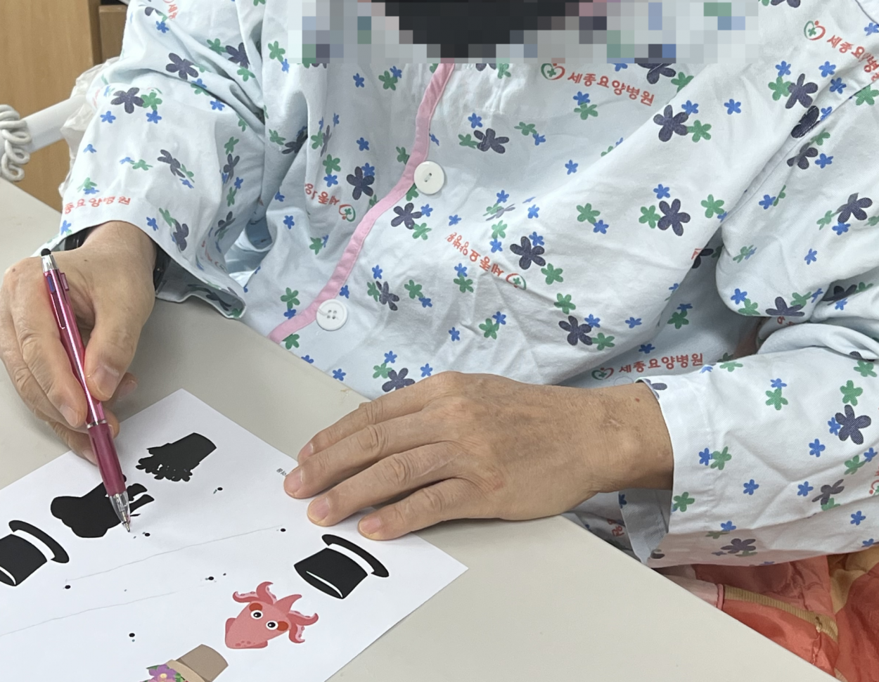 세종요양병원 인지활동 프로그램 실시(26/10/21~10/23) 첨부이미지 : 같은그림연결하기3.png