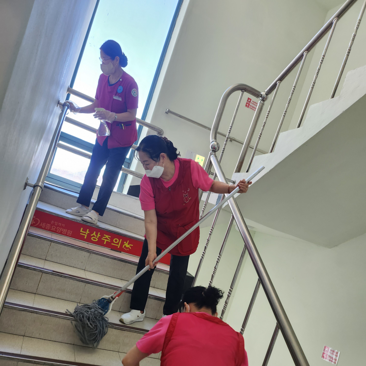 세종요양병원 금요 대청소 실시(25/11/21) 첨부이미지 : KakaoTalk_20251121_140318601 - 복사본.jpg