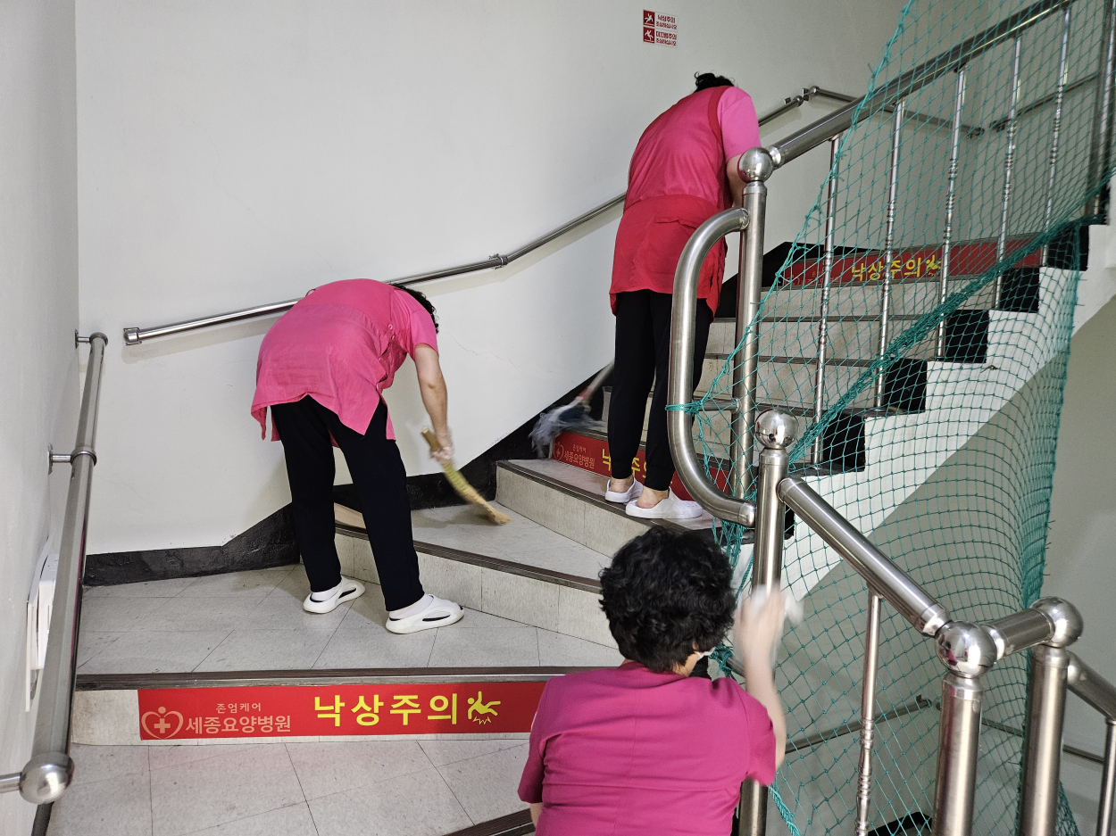 세종요양병원 금요대청소 실시(25/11/28) 첨부이미지 : KakaoTalk_20251128_154221249.jpg