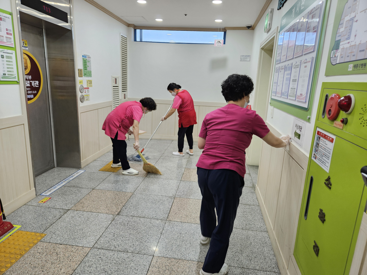 세종요양병원 금요대청소 실시(25/11/28) 첨부이미지 : KakaoTalk_20251128_154221249_01.jpg