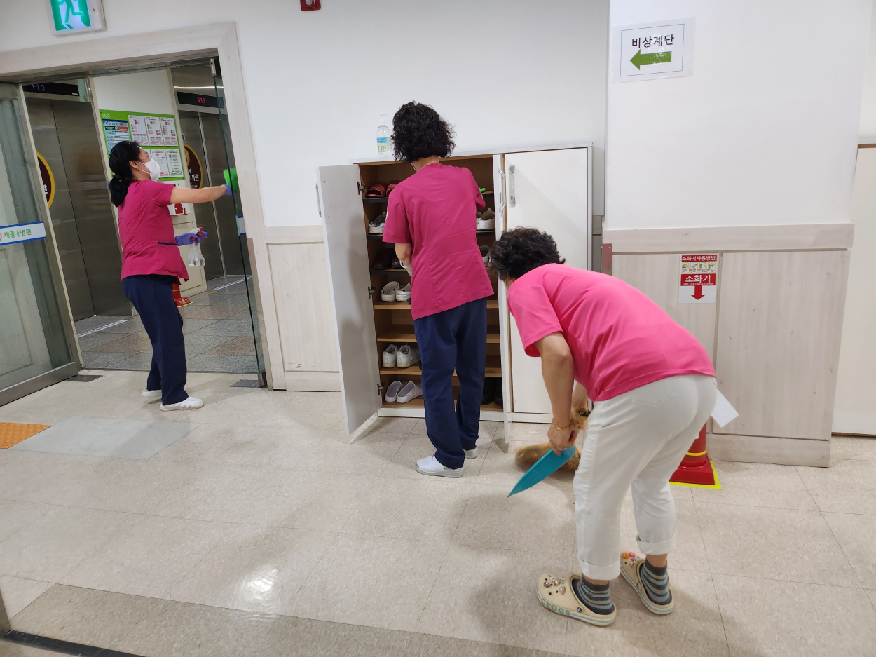 세종요양병원 금요대청소 실시(25/12/05) 첨부이미지 : KakaoTalk_20251205_141342988_01.jpg