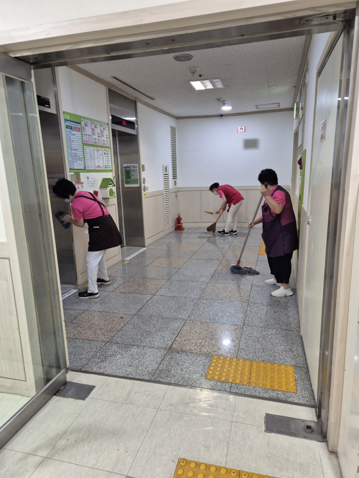 세종요양병원 금요대청소 실시(25/12/05) 첨부이미지 : KakaoTalk_20251205_145352021_03.jpg