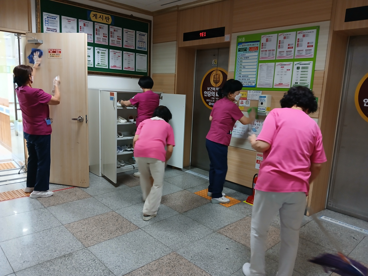 세종요양병원 금요대청소 실시(25/12/12) 첨부이미지 : KakaoTalk_20251212_130028283_01.jpg