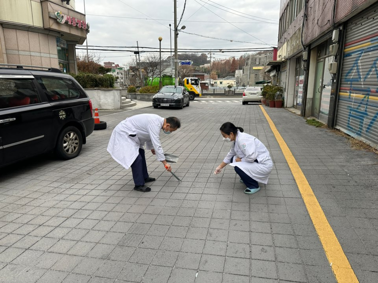 세종요양병원 금요 대청소 실시(25/12/19) 첨부이미지 : KakaoTalk_20251219_085313592_01.jpg