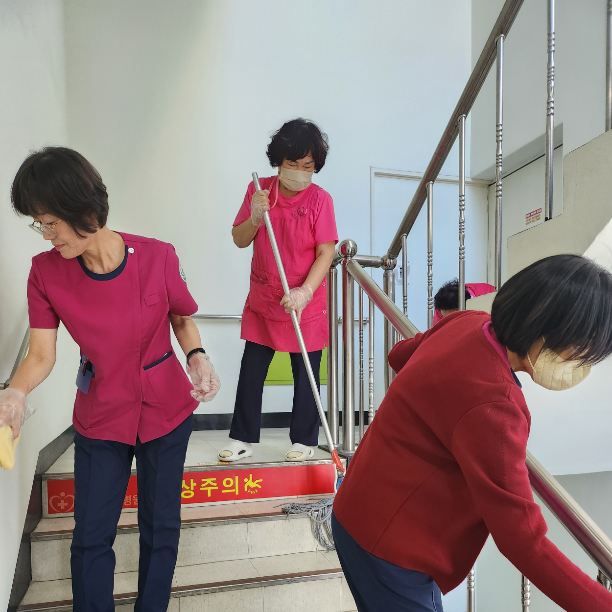 세종요양병원 금요대청소 실시(25/12/26) 첨부이미지 : KakaoTalk_20251226_143833845_02.jpg