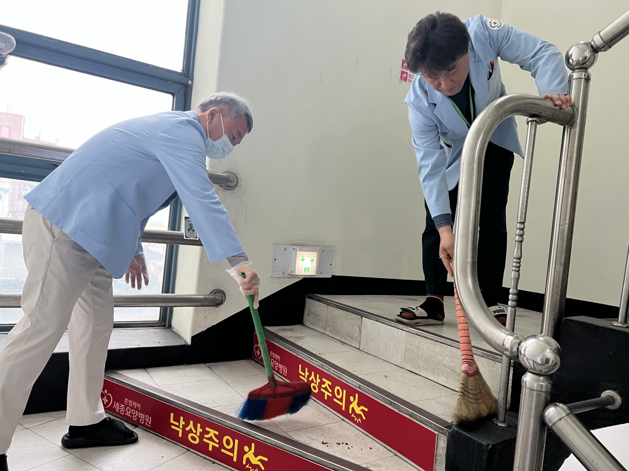 세종요양병원 금요 대청소 실시(26/03/27) 첨부이미지 : 3월 대청소(1).jpg