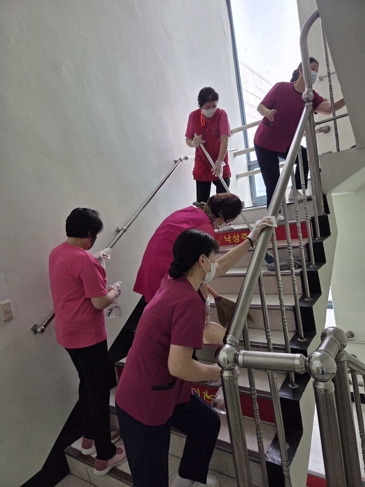 세종요양병원 금요 대청소 실시(26/04/03) 첨부이미지 : 26.04.03 금요 대청소(2).jpg