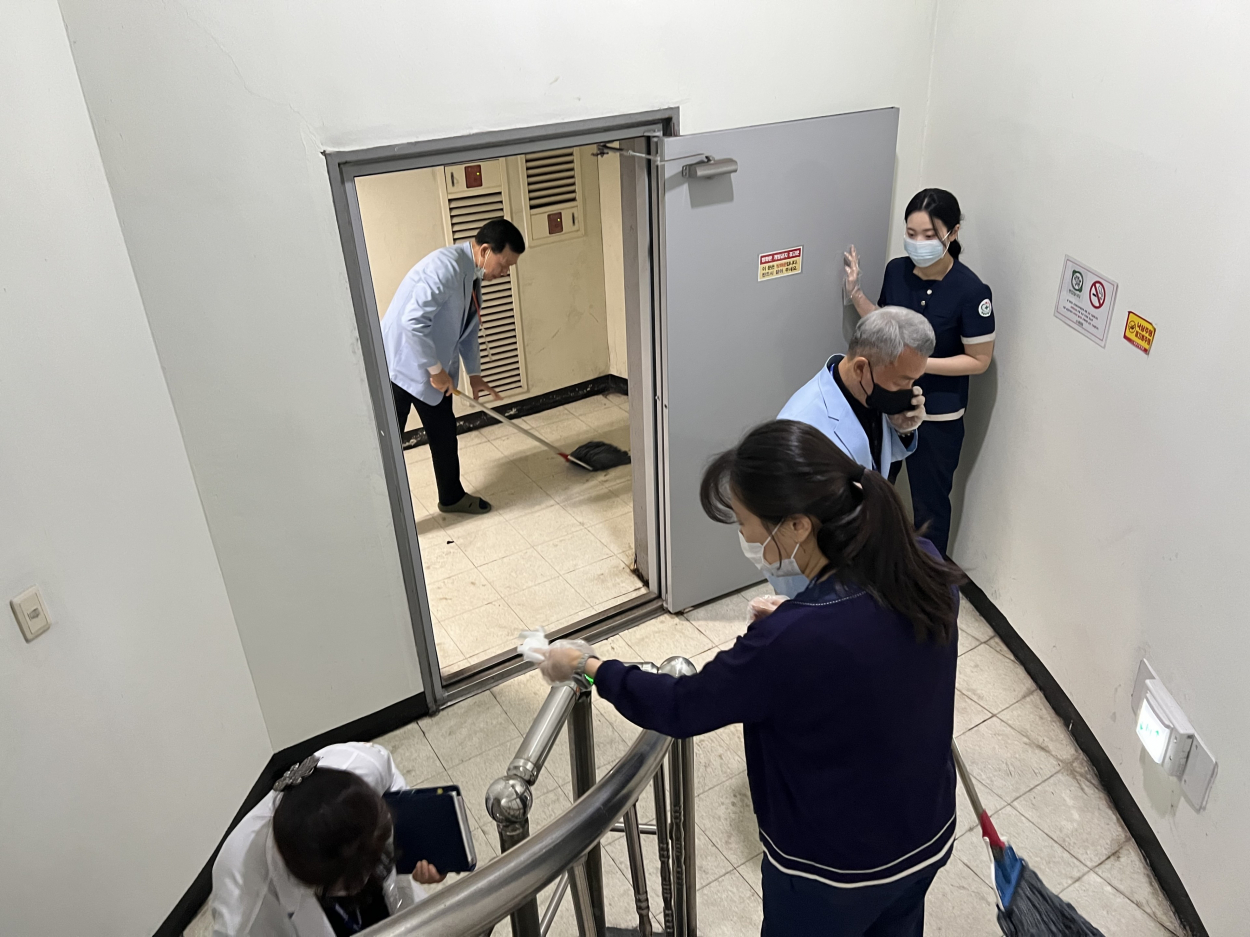 세종요양병원 금요 대청소 실시(26/04/10) 첨부이미지 : 26.04.10 대청소(1).jpg