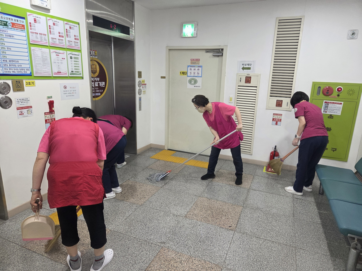 세종요양병원 금요 대청소 실시(26/04/17) 첨부이미지 : 26.04.17 금요대청소(1).jpg