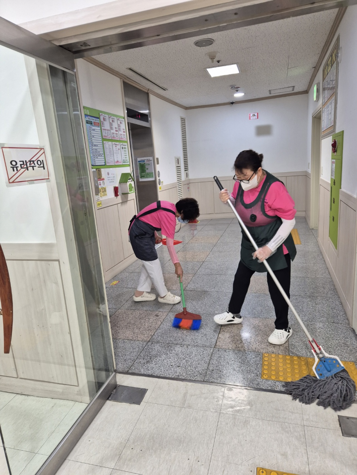 세종요양병원 금요 대청소 실시(26/04/24) 첨부이미지 : 04.24 대청소2.png